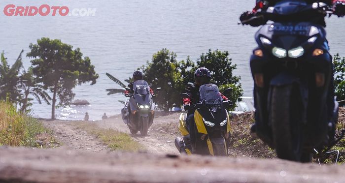 Perjalanan riders di Paropo dengan latar belakang Danau Toba