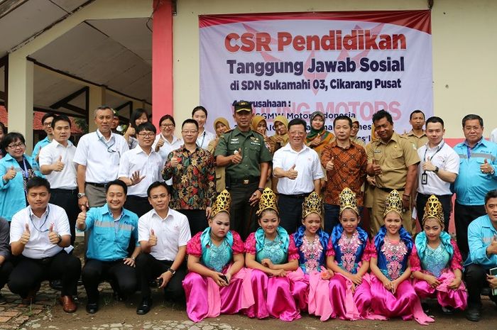 Foto seluruh jajaran manajemen dan pengurus sekolah