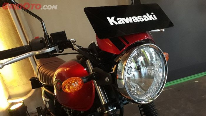 W175 Cafe hadir dengan visor di bagian atas headlamp, hal ini mempertegas image cafe style