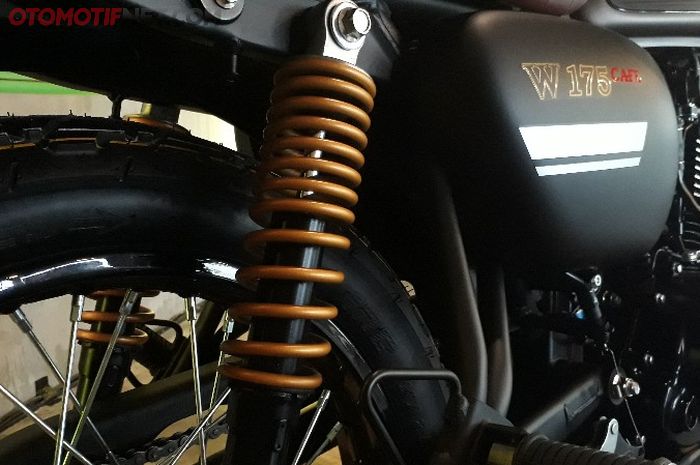 Sokbreker belakang dengan warga gold yang menambah kesan mewah