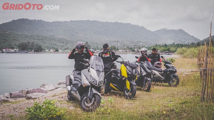 Riders berhenti sejenak di tepi laut Pulau Weh