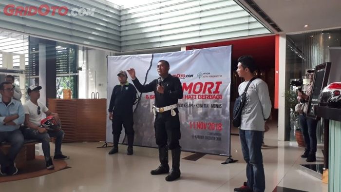 Sebelum Sunmori, para komunitas diberi arahan oleh Bambang Margono, Instruktur Safety Riding.