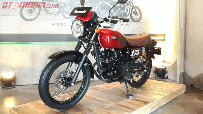 W175 Cafe dengan varian warna merah