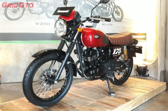 W175 Cafe dengan varian warna merah