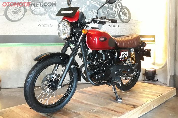 W175 Cafe dengan varian warna merah