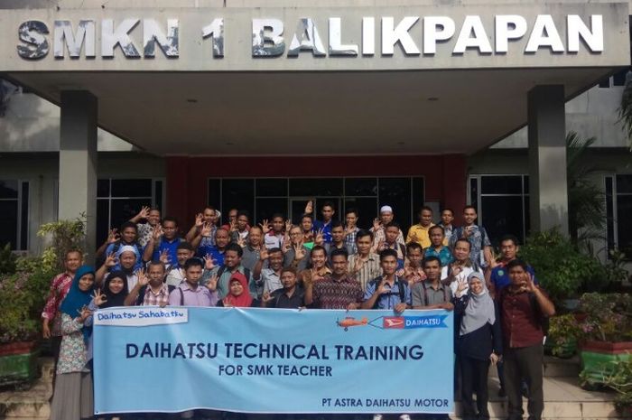 Para guru yang mengikuti Daihatsu Technical Training