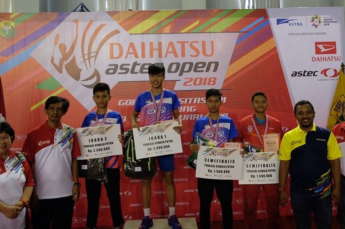 Para pemenang kategori tunggal remaja putra berfoto bersama perwakilan manajemen Daihatsu dan Astec