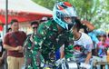 Pria Berseragam Loreng Ancang-Ancang Ngebut, Eh, Motornya Ancang-Ancang Ngadat