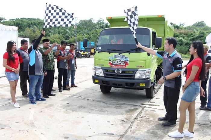 Hino Safety Driving Bengkulu 2018 Pengibaran Bendera Oleh Wibowo Santoso GM Sales Hino &amp; Yogi Branch Manager Hino Bengkulu.