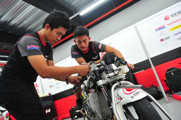 Honda Racing Team memberikan pembelajaran kepada mekaniknya