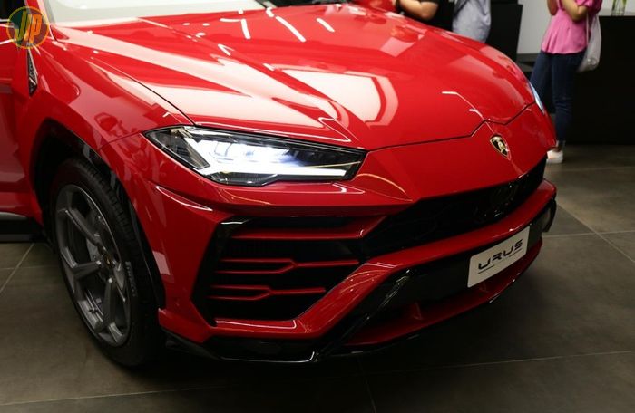 Lamborghini Urus dengan tampilan depan yang gagah.