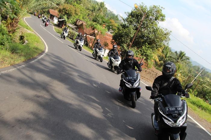 Turing menuju Honda Bikers Day menggunakan Honda PCX dan CBR150R