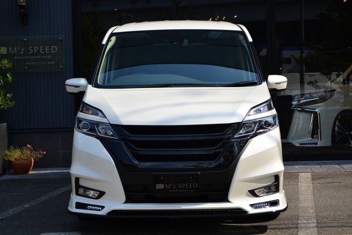 Tampilan depan Nissan Serena dibuat agresif dengan bumper dan gril baru