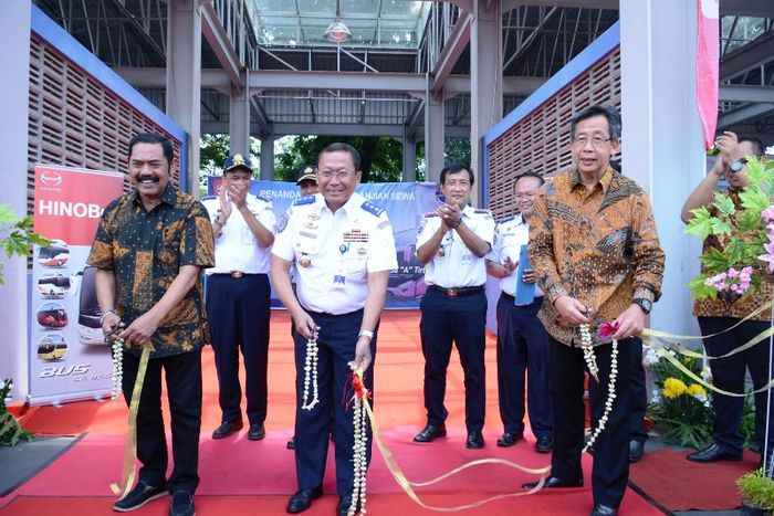 FX Rudyatmo (Walikota Surakarta), Budi Setyadi (Dirjen Perhubungan Darat Kemenhub), dan Santiko Ward