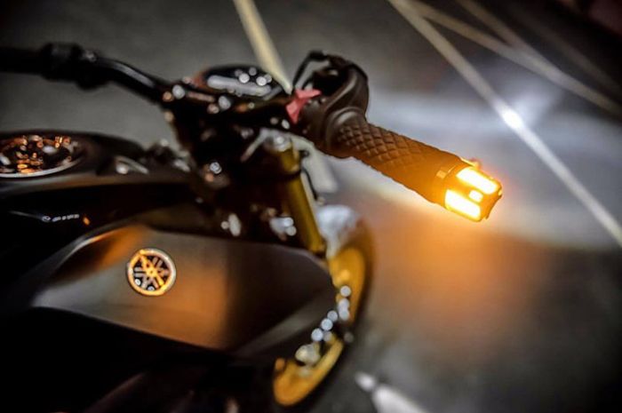 lampu sein bar-end di M-Slaz tracker besutan K-Speed