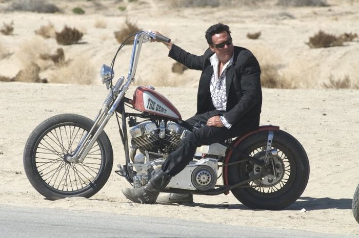 Aktor Michael Madsen dalam film Hell Ride menggunakan ape hanger handlebar
