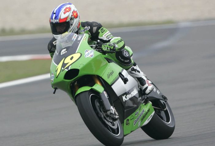 Pada 2005, Kawasaki diperkuat tiga pembalap Shinya Nakano, Alex Hofmann dan Oliver Jacque