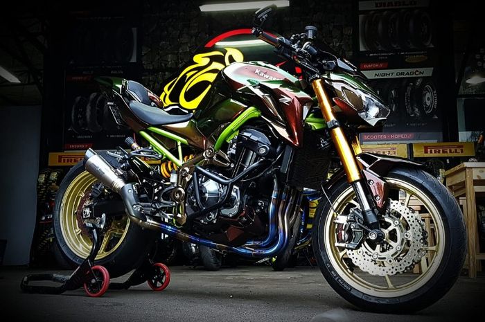 Dari warna abu-abu, Kawasaki Z900 diubah menjadi warna bunglon
