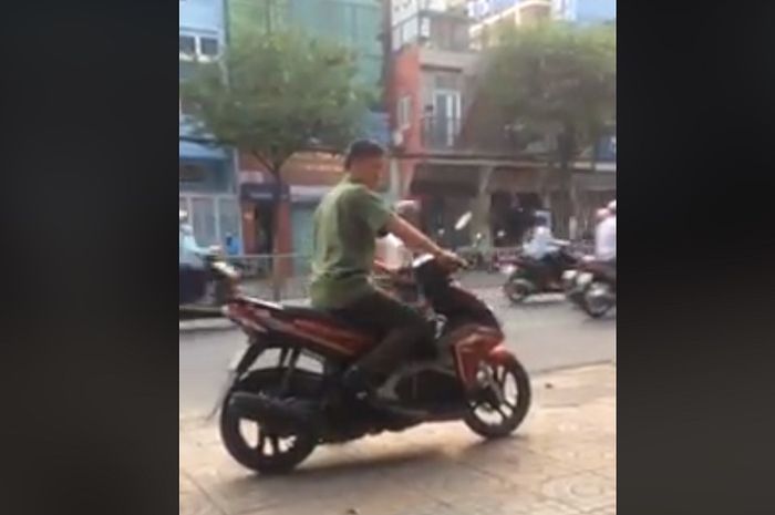 Pria yang tidak bisa menghidupkan motor matic