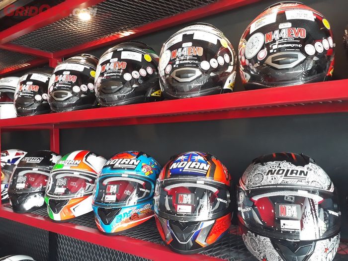 Berbagai merk helm yang dijual di RC Motogarage
