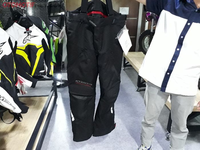 Ilustrasi celana berbahan waterproof khusus buat touring