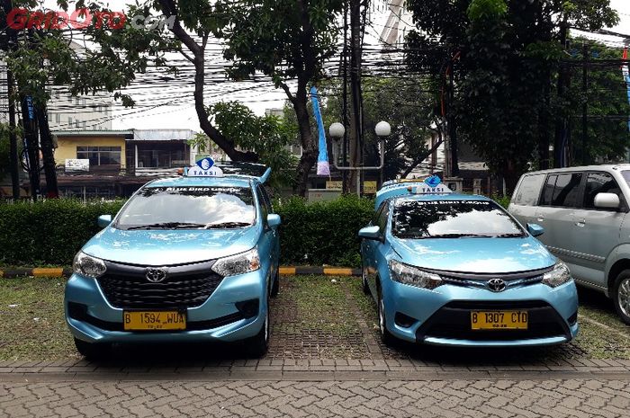 Toyota Transmover dan Toyota Limo jadi armada taksi Blue Bird