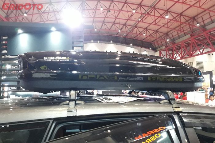 Ilustrasi roof box saat dipasang di atas mobil