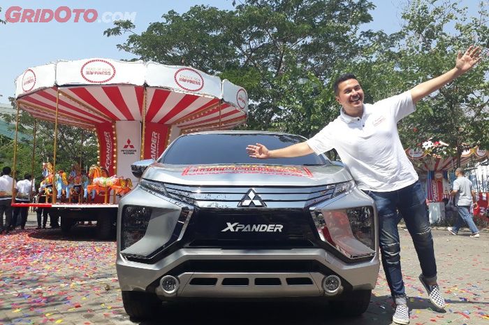 Product Ambassador Mitsubishi Rifat Sungkar saat pembukaan event Xpander Tons of Real Happines