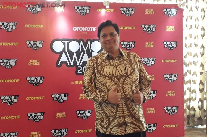 Airlangga Hartarto wakili Jokowi terima OTOMOTIF Award 2018
