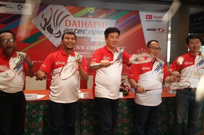 Manajemen Daihatsu dan ASTEC melakukan servis tanda pembukaan turnamen bulutangkis