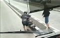 Ngakak! Nerobos Jalur Busway, Motor Pria Ini 'Kesurupan'