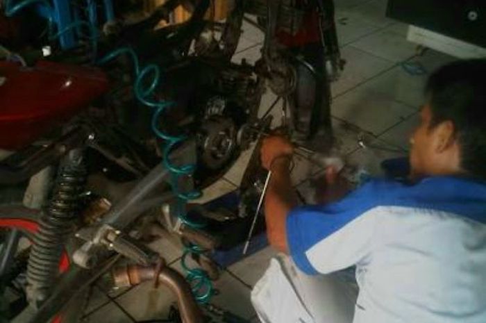 Biaya Servis Besar Bajaj Pulsar 220F Di Bengkel Resmi&nbsp;