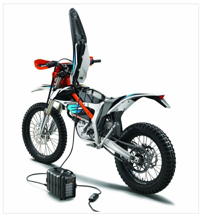 KTM Freeride E-XC menggunakan baterai yang jadi komponen termahal dari motor tersebut