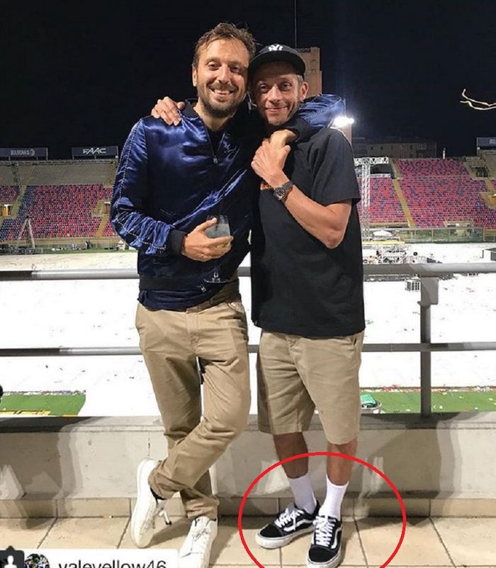 Perhatikan sepatu yang dipakai Valentino Rossi, bukan Nike lho?