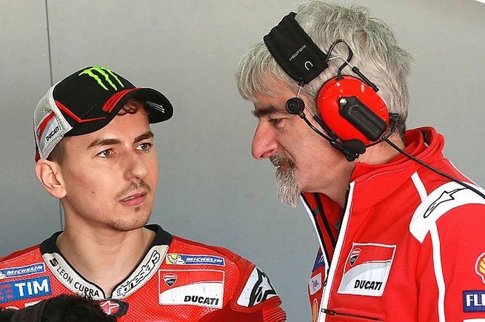 Jorge Lorenzo bersama Luigi Dall'Igna (bos Ducati)