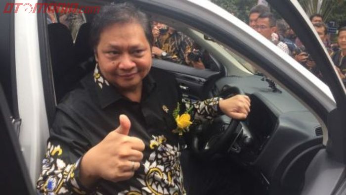 Airlangga Hartarto, Menteri Perindustrian, menjajal Mitsubishi Outlander PHEV