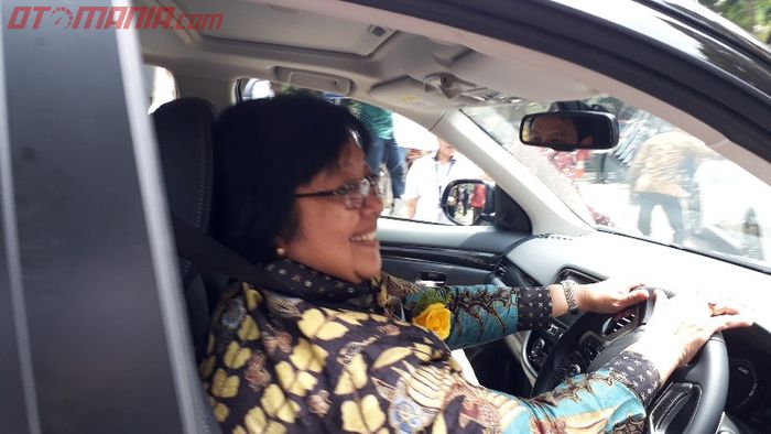 Siti Nurbaya, Menteri Linkungan Hidup dan Kehutanan saat menjajal Mitsubishi Outlander PHEV