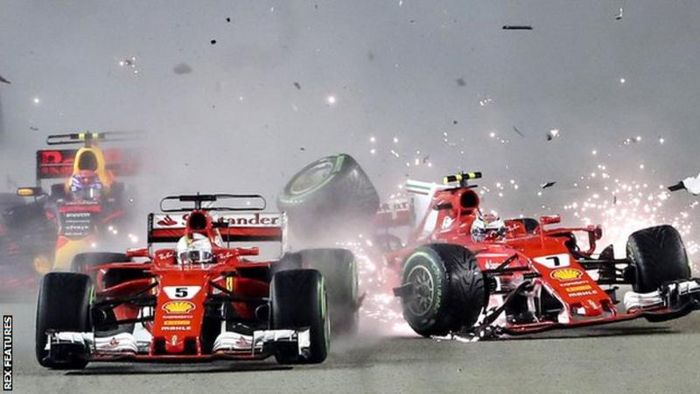 Dua pembalap Ferrari, Sebastian Vettel (kiri) dan Kimi Raikkonen saling bentrok di GP F1 Singapura 2017