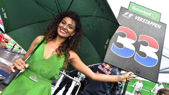 Model asal Brasil, Amanda Sondre saat betugas menjadi jadi grid girl di GP F1 Brasil 2016