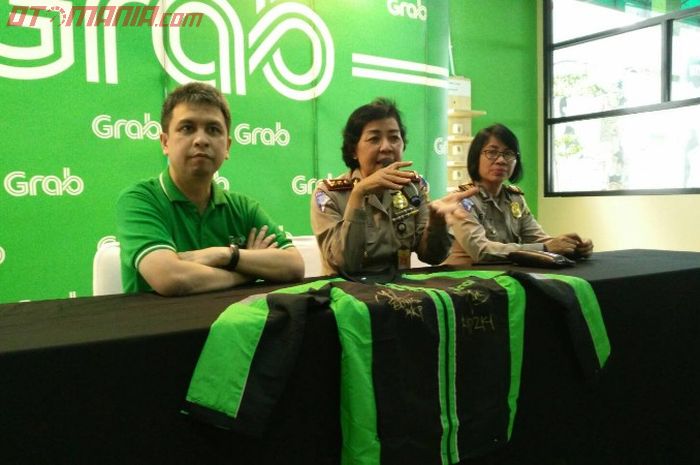 Ridzki Kramadibrata, Managing Director Grab Indonesia bersama pihak kepolisian