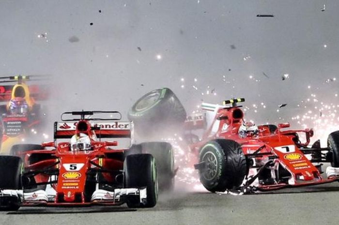 Dua pembalap Ferrari, Sebastian Vettel (kiri) dan Kimi Raikkonen saling bertabrakan saat start di GP F1 Singapura 2017