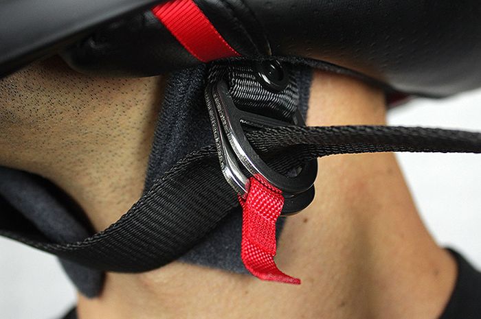 Tali double D-Ring untuk helm balap