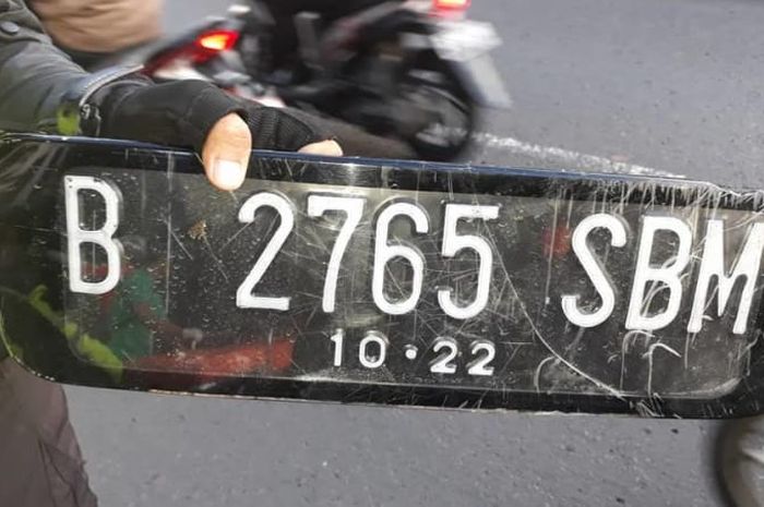 Pelat nomor Dodge Journey yang menabrak sepeda