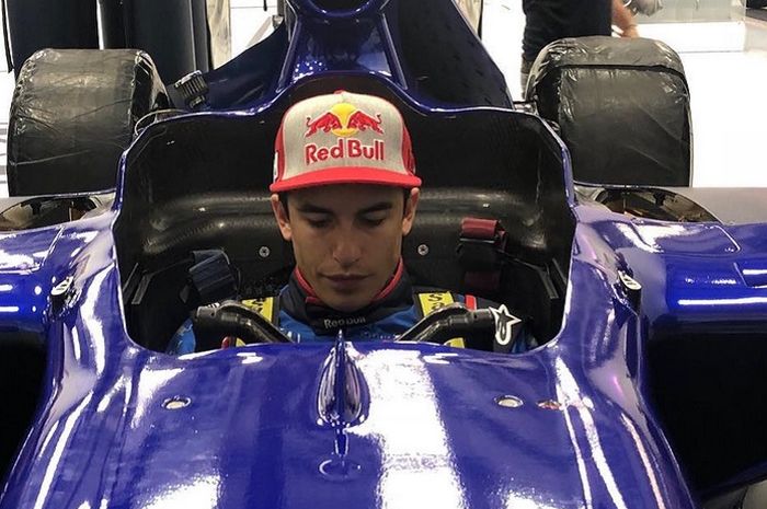 Marc Marquez mencocok posisi badannya ke mobil F1