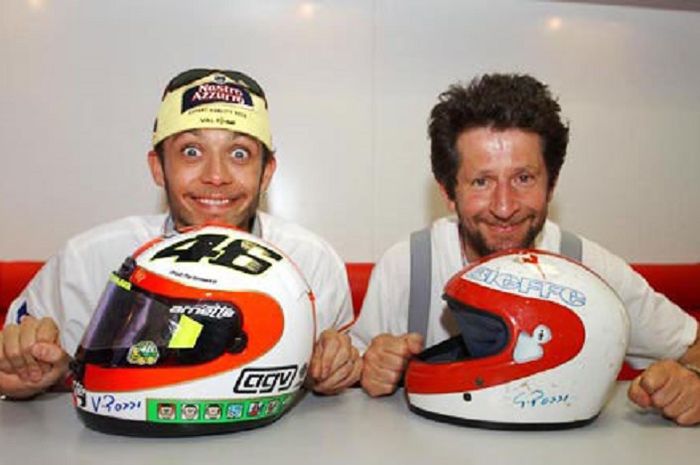 Valentino Rossi berpose bareng ayahnya Graziano Rossi