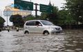 Terpaksa Terjang Banjir? Ini Trik Aman Untuk Mobil Manual dan Matik