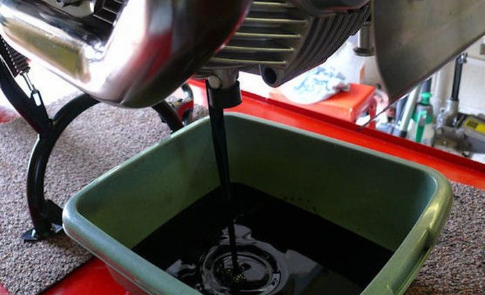 Oli bekas bisa diolah lagi untuk dijadikan bahan dasar oli baru