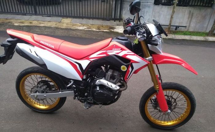 Menggunakan pelek 17 inci dan ban aspal