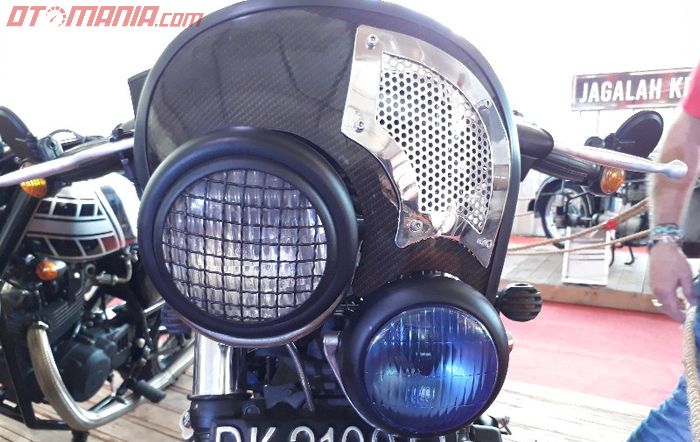 Windshield dan lampu asimetris di Yamaha R25 milik Gil