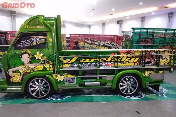 Tampilan samping modifikasi truk Daihatsu lawas